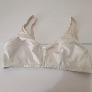 🎉🏵Secret Treasures White Cream Wireless Bralette Intimates